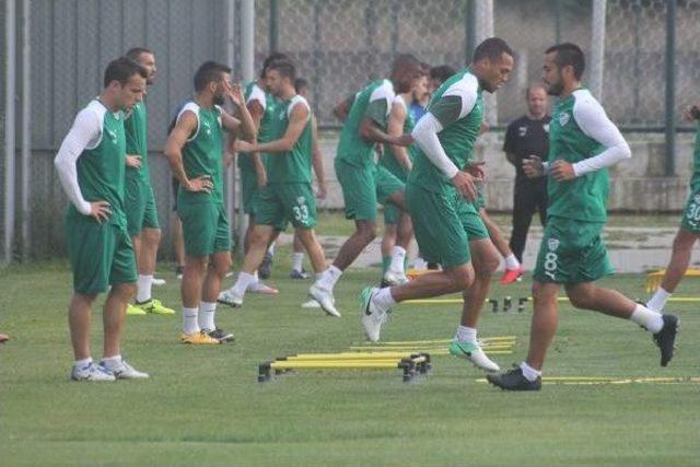 Kaza Yapan Bursasporlu Iki Futbolcu, Antrenmana Geç Katıldı