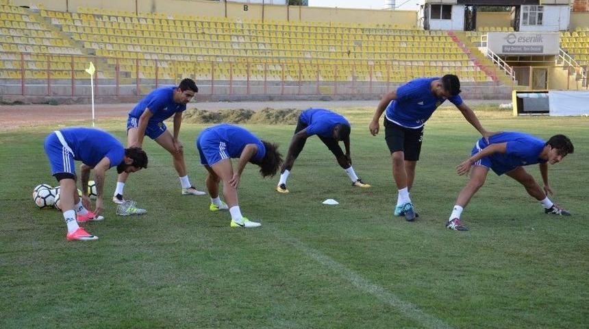 Ertuğrul Sağlam: "&uuml;lkemizde Futbolcu Yetiştiremiyoruz"