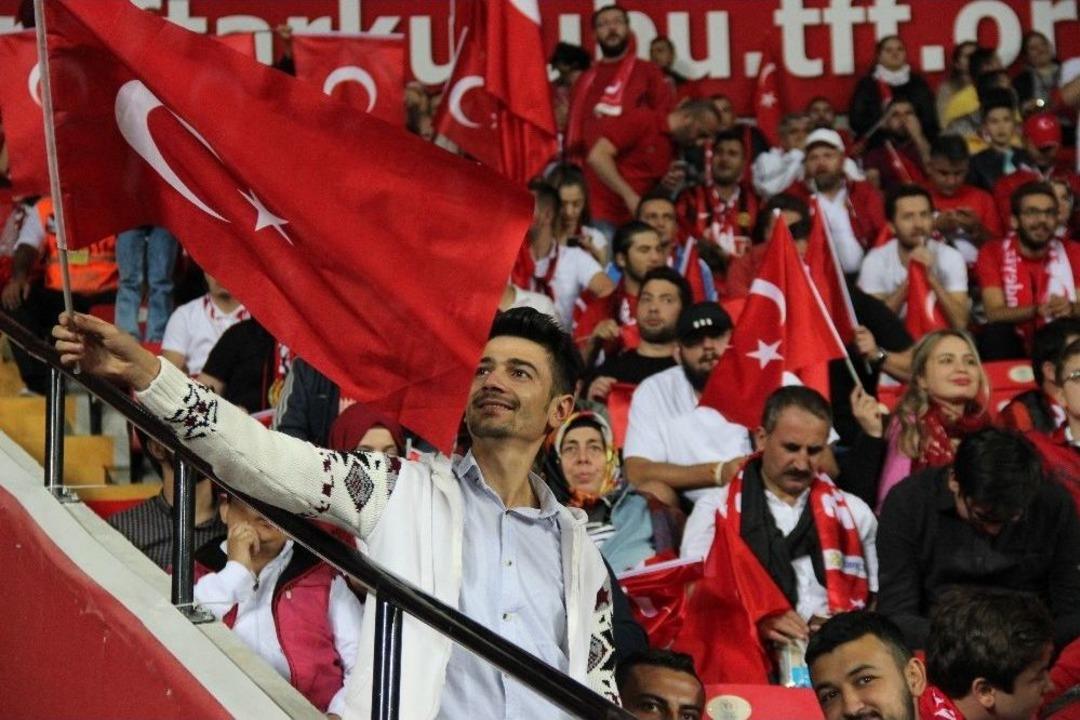 Eskişehir&rsquo;de Milli Coşku Başladı