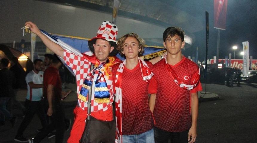 Hırvat Taraftar, T&uuml;rklerin İlgi Odağı Oldu