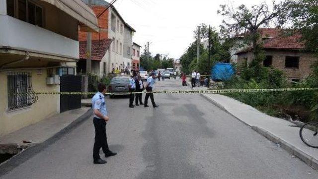 Sokakta &Ccedil;işini Yapan K&ouml;pek Ve Sahibini T&uuml;fekle Yaraladı 1