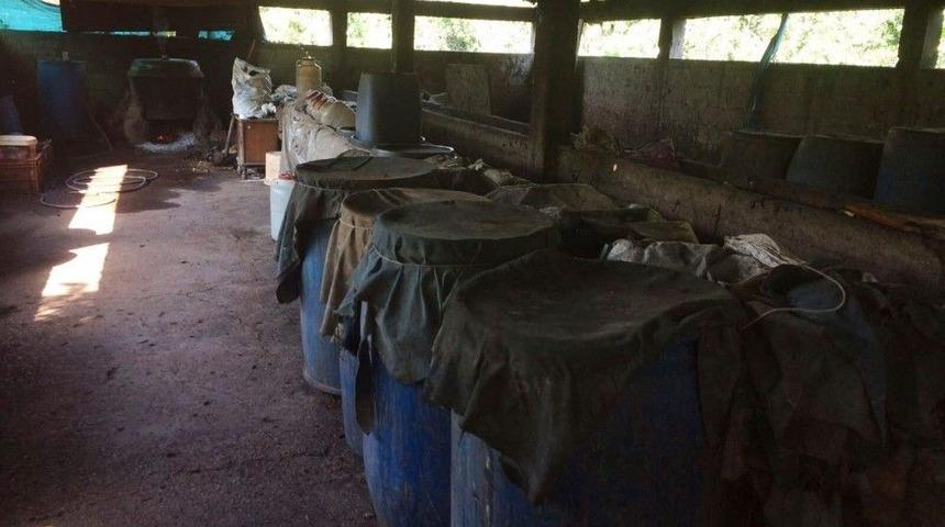 Ahırda Bin 800 Litre Ka&ccedil;ak İ&ccedil;ki Ele Ge&ccedil;irildi