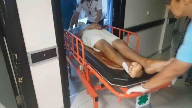 Otob&uuml;s, Trakt&ouml;r Ve Otomobilin Karıştığı Zincirleme Kazada 2 Kişi Yaralandı 1