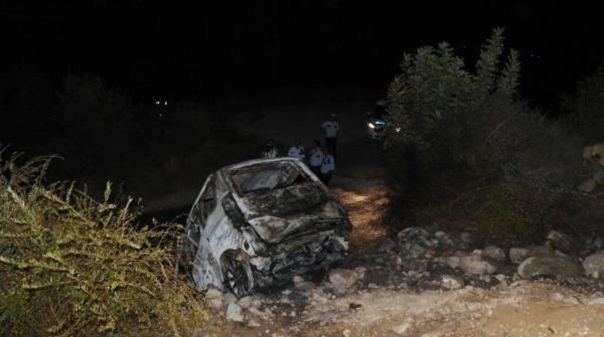 S&uuml;r&uuml;c&uuml; Yanan Aracını Bırakıp Ka&ccedil;tı