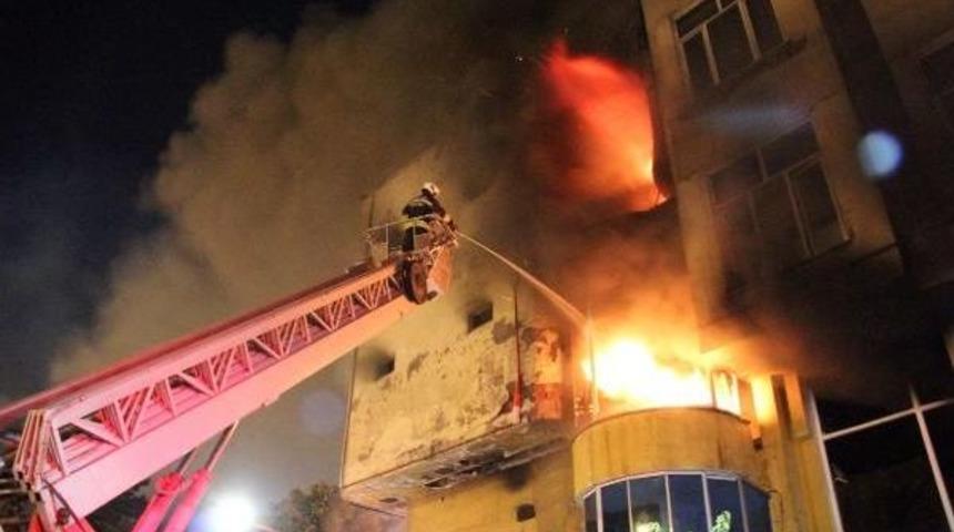 Yozgat&rsquo;Ta Işhanı Yandı, 67 Konut Tahliye Edildi