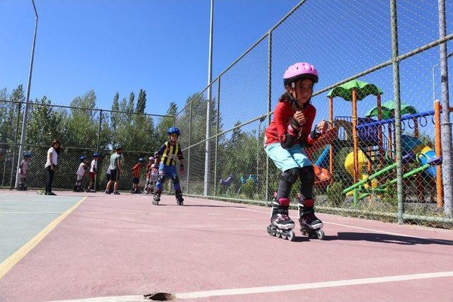 Gürpınar’da Geleceğin Kayakçıları Yetiştiriliyor