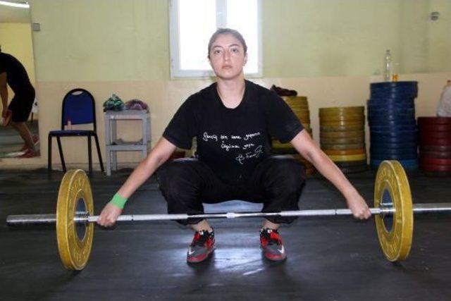 Halterci Eşini Avrupa Şampiyonasına Hazırlıyor 1