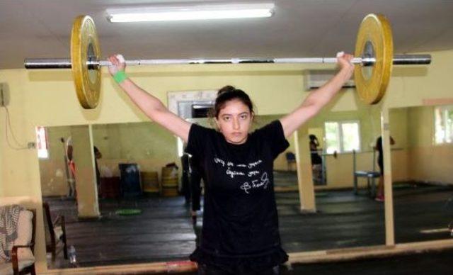 Halterci Eşini Avrupa Şampiyonasına Hazırlıyor 2