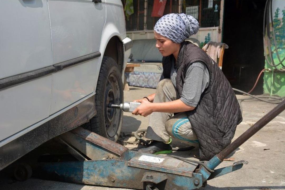 16 Yaşındaki Kız Hem Okuyor Hem De Babasının Yanında Lastik Tamirciliği Yapıyor