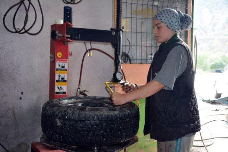 16 Yaşındaki Kız Hem Okuyor Hem De Babasının Yanında Lastik Tamirciliği Yapıyor G5