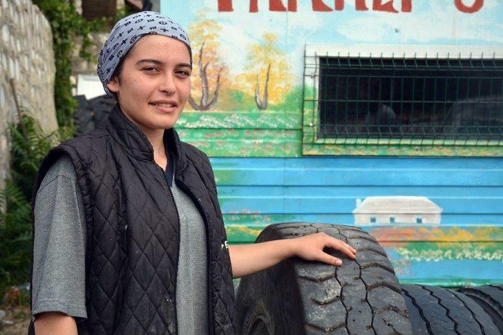 16 Yaşındaki Kız Hem Okuyor Hem De Babasının Yanında Lastik Tamirciliği Yapıyor G1