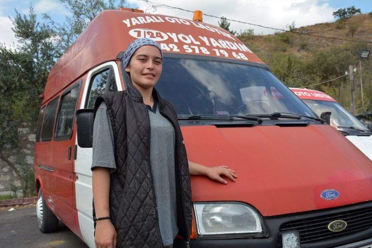 16 Yaşındaki Kız Hem Okuyor Hem De Babasının Yanında Lastik Tamirciliği Yapıyor G3