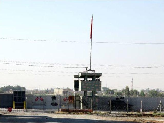 Telabyad'daki Abd Bayrakları Ile Pyd/ypg Flamaları Kaldırıldı