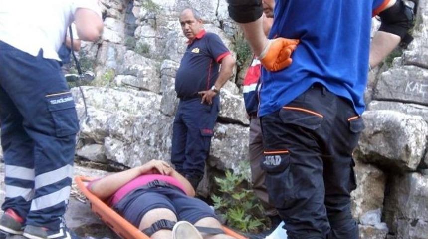 Kayalıklarda Mahsur Kalan Şahıs 4 Saatlik Operasyonla Kurtarıldı