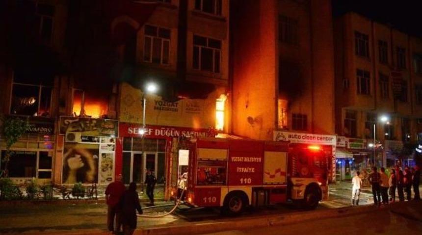 Yozgat&rsquo;Ta Işhanı Yandı, 67 Konut Tahliye Edildi (2)