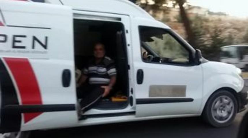 Kapıları A&ccedil;ık Minib&uuml;sle Tehlikeli Yolculuk