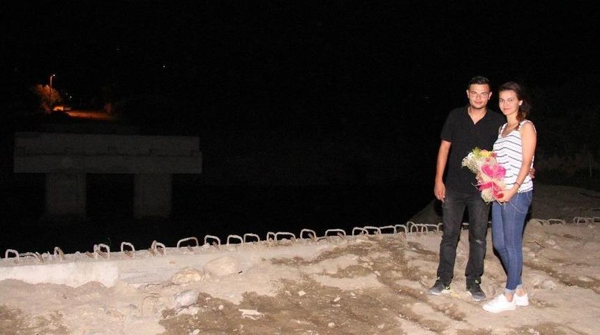 Evlilik Teklifini Köprü İnşaatında Yaptı