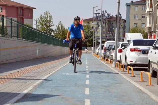 3 Çocuğunu Evde Bırakıp Arakanlı Müslümanlar İçin Bisikletiyle Yollara Düştü