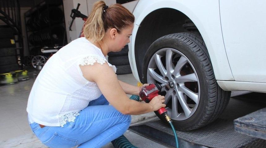 Elinin Kınası İle Erkekleri Şaşırtıyor