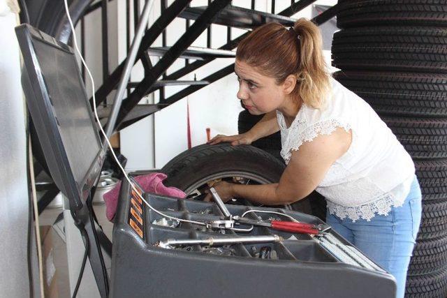 Elinin Kınası İle Erkekleri Şaşırtıyor 1