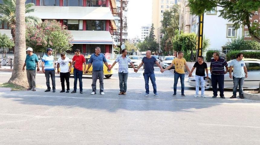 &rsquo;kaza Yolu&rsquo; Kapatılsın Diye Etten Duvar &Ouml;rd&uuml;ler