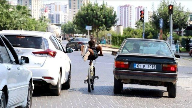 Trafikte Kendini ’superman’ Sandı