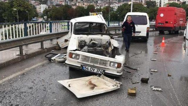 Minibüsle Çarpışan Kamyonet Paramparça Oldu: 2 Yaralı