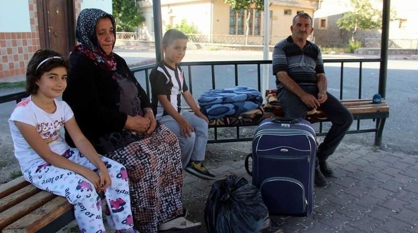 Ev Sahibi Tarafından Sokağa Atılan Aile B&uuml;y&uuml;kşehir Belediyesi Tarafından Huzurevine Yerleştirildi