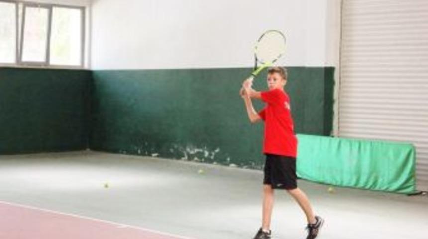 İşitme Engelli Tenis&ccedil;inin Hedefi B&uuml;y&uuml;k