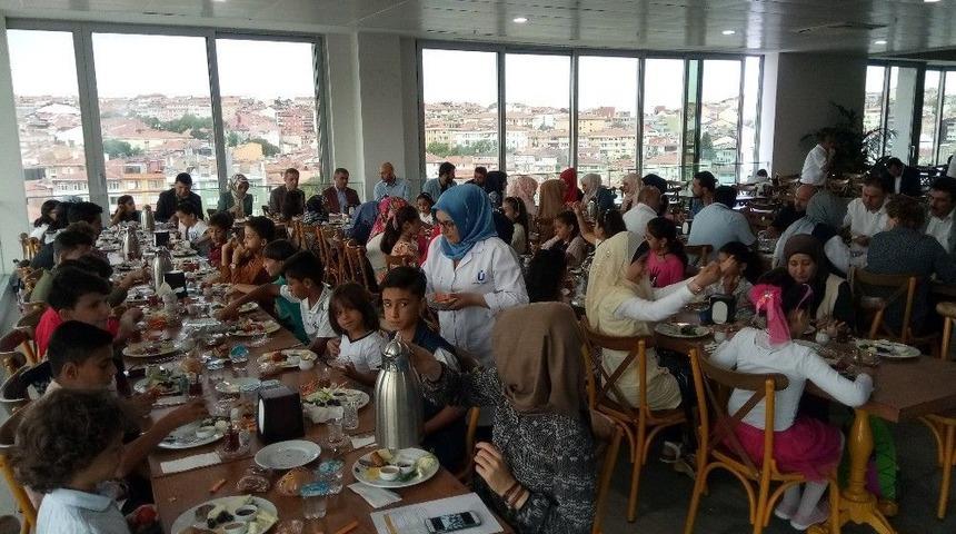 &Uuml;sk&uuml;dar Belediyesi Suriyeli Yetim &Ccedil;ocukları Misafir Etti