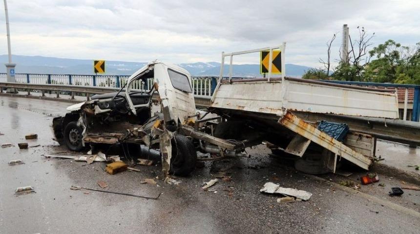 İkiye Ayrılan Kamyonetten Yaralı &Ccedil;ıktılar