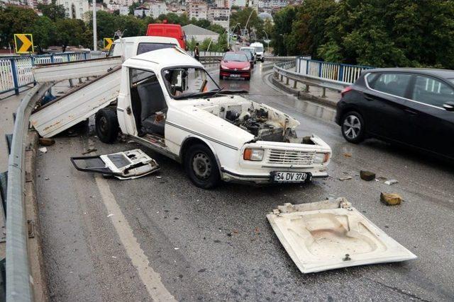 İkiye Ayrılan Kamyonetten Yaralı &Ccedil;ıktılar 2