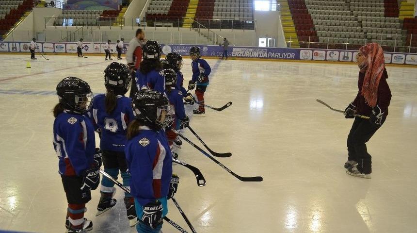"asp Minikler Buz Hokeyi Şampiyonası" Buz Hokey Kampı Başladı