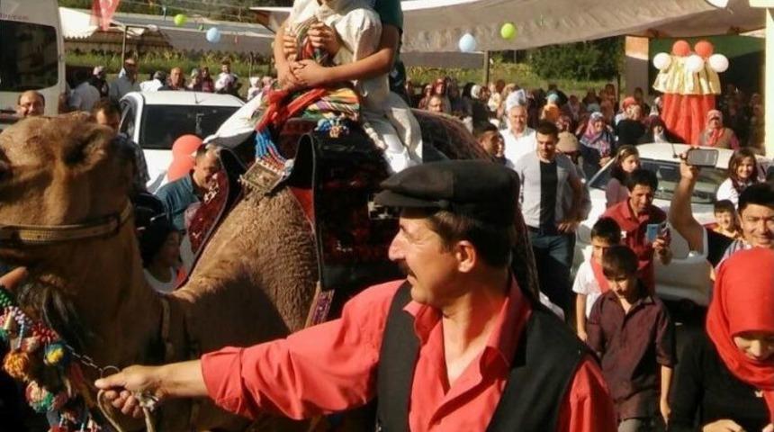 S&uuml;nnet &Ccedil;ocuğunu Deveyle Gezdirdiler