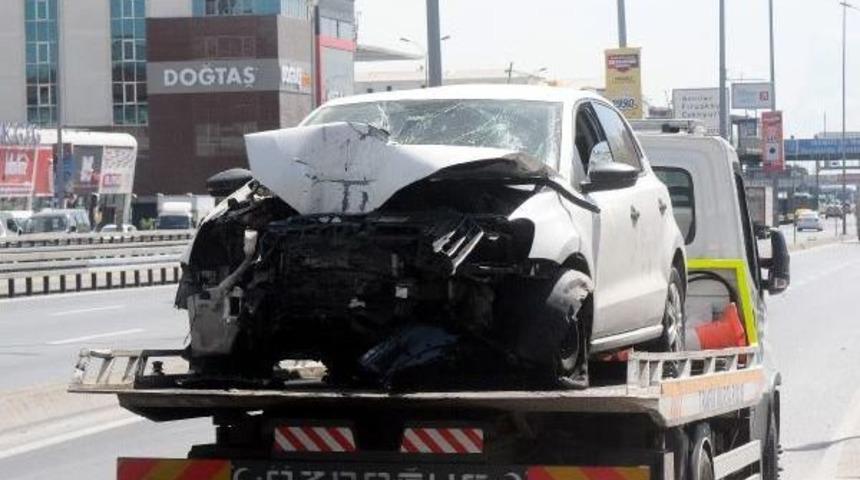 D-100 Karayolu Yanyolda Otomobil Aydınlatma Direğine &Ccedil;arptı (1)