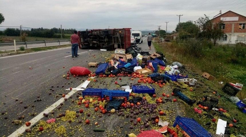 Meyve Y&uuml;kl&uuml; Kamyon Devrildi