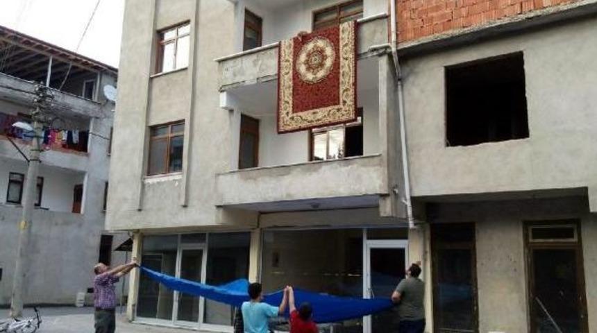 Balkon Korkuluğuna &Ccedil;ıkan Kedi I&ccedil;in Branda A&ccedil;tılar