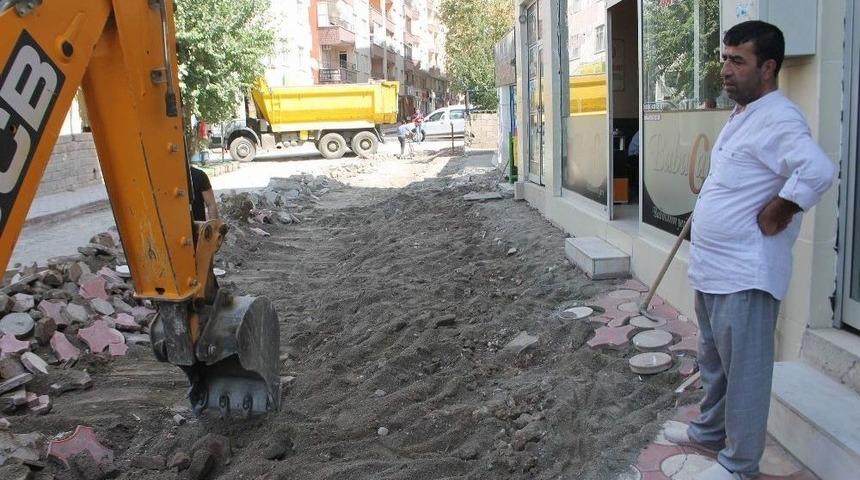Siirt&rsquo;te Asfalt Ve Kaldırım &Ccedil;alışmaları S&uuml;r&uuml;yor