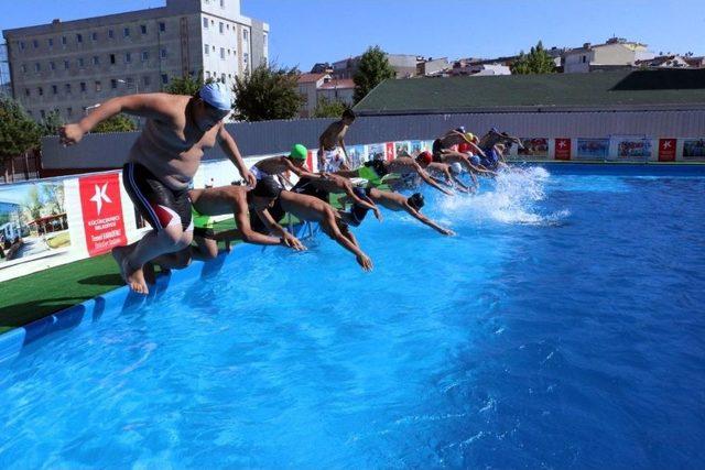 10 Bin Çocuk Portatif Havuzlarda Yüzme Öğrendi