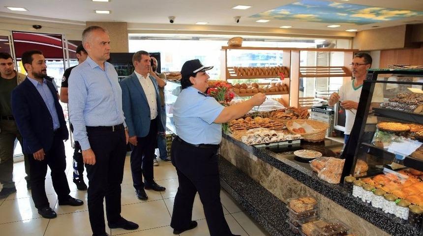 &Ccedil;ekmek&ouml;y&rsquo;de Zabıta Ekipleri Bu Kez Ellerinde &Ccedil;i&ccedil;eklerle İş Yerlerine Girdi