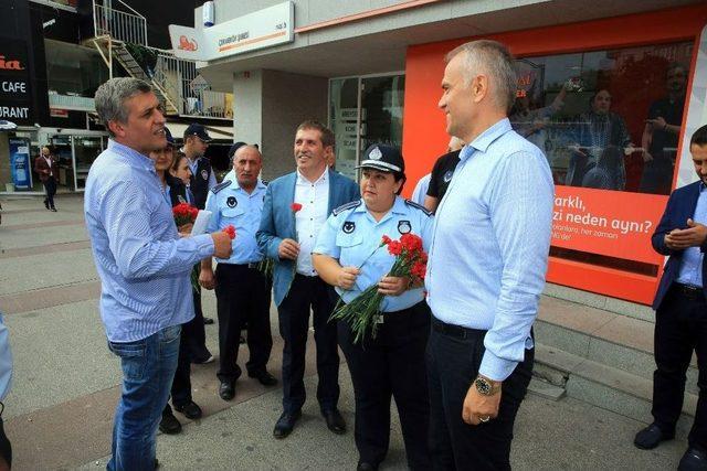 Çekmeköy’de Zabıta Ekipleri Bu Kez Ellerinde Çiçeklerle İş Yerlerine Girdi