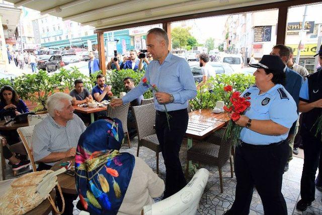 Çekmeköy’de Zabıta Ekipleri Bu Kez Ellerinde Çiçeklerle İş Yerlerine Girdi