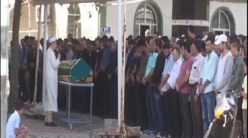 İlkokuldaki &Ccedil;atışmada &Ouml;len C&uuml;neyt Elik Toprağa Verildi