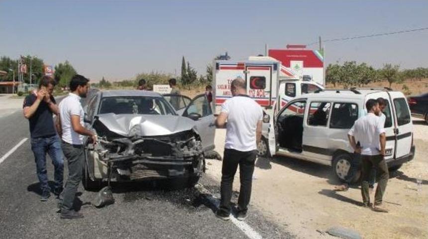 Şanlıurfa'da Otomobil Ile Hafif Ticari Ara&ccedil; &Ccedil;arpıştı: 4 Yaralı