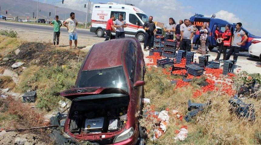 Otomobil Domates Kasalarına Daldı: 3 Yaralı