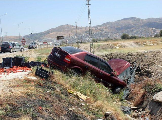 Otomobil Domates Kasalarına Daldı: 3 Yaralı 1