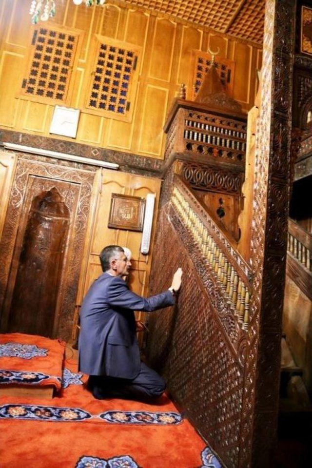 Vali Bektaş&rsquo;tan 300 Yıllık Camiyi Ziyaret 2