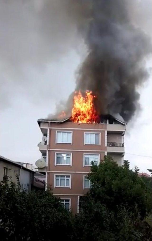 Yıldırım Düşen Çatı Alev Aldı