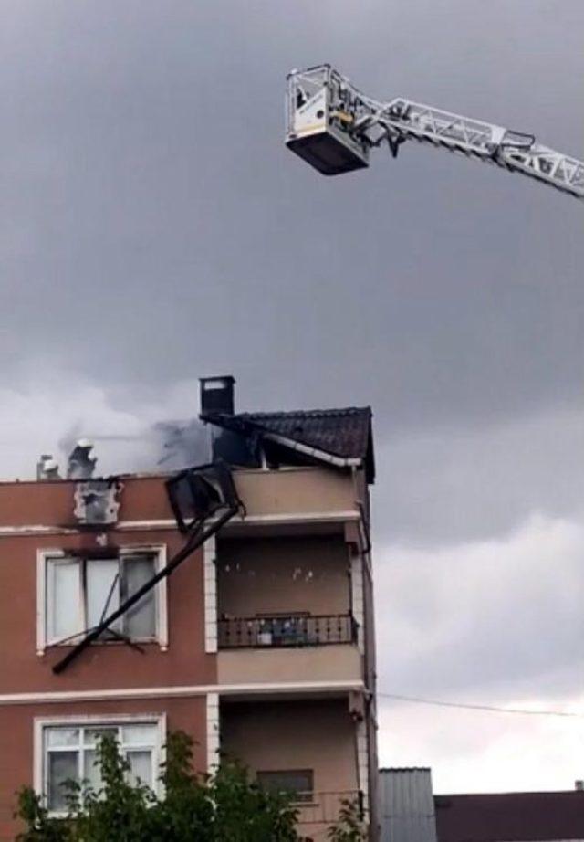 Yıldırım Düşen Çatı Alev Aldı