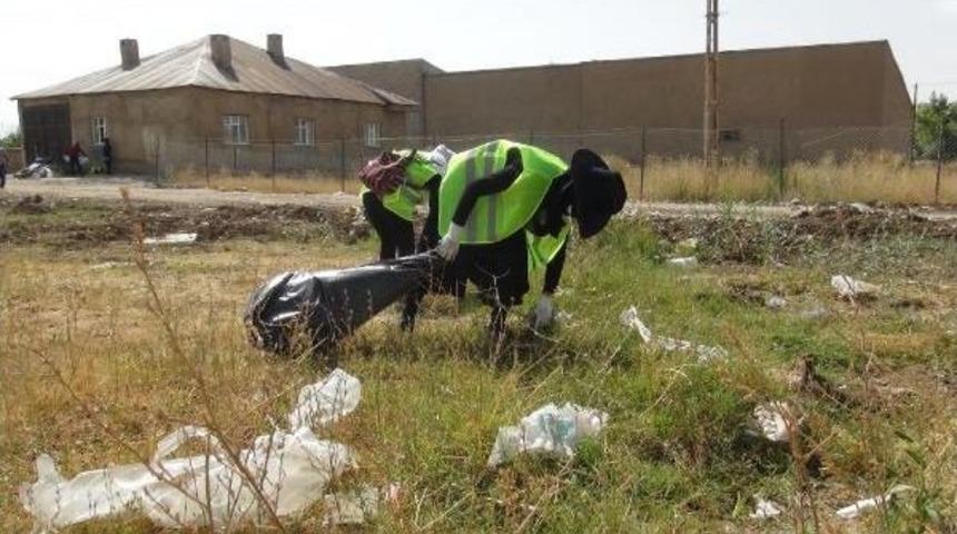 Y&uuml;ksekova'da Kadın Iş&ccedil;iler Sokaklarda Temizliğe Başladı